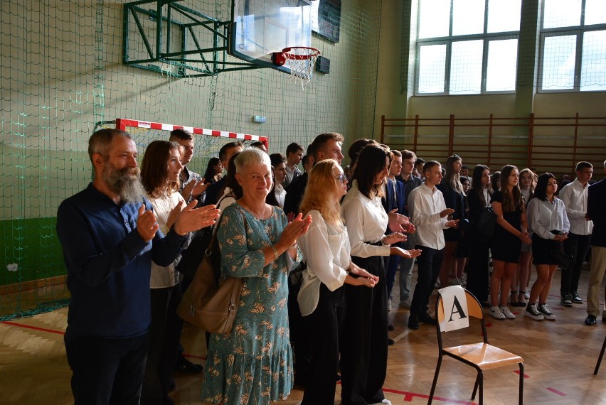 Licealiści z uśmiechem przywitali nowy rok szkolny. Tak było w II Liceum Ogólnokształcącym im. gen. Gustawa Orlicz-Dreszera w Chełmie