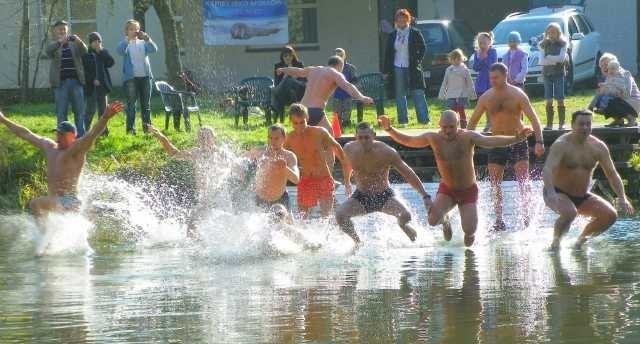W pierwszej kąpieli w Kanale Grunwaldzkim uczestniczyło 11 osób
