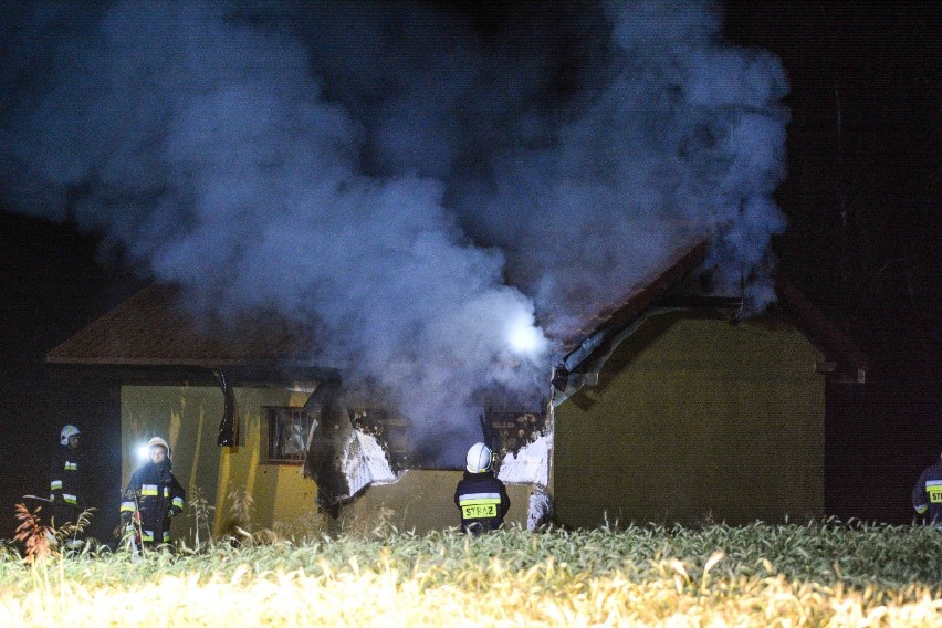 Pożar domu w Dąbrówce Królewskiej w powiecie grudziądzkim. Z ogniem walczyło siedem zastępów straży pożarnej [zdjęcia]