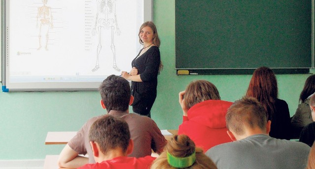 Licealiści z będzińskiego Norwida na lekcjach korzystają z multimedialnych tablic
