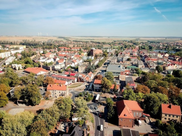 Najprawdopodobniej 10 sierpnia poznamy firmę, która wybuduję obwodnicę Strzelec. W środę 1 lipca 2020 r. na strzeleckim rynku oficjalną informację o ogłoszeniu przetargu przekazali: wiceminister infrastruktury Rafał Weber i wojewoda lubuski (prywatnie strzelczanin) Władysław Dajczak. Na rynku był też Marek Langer, dyrektor oddziału Generalnej Dyrekcji Dróg Krajowych i Autostrad w Zielonej Górze, oraz oczywiście przedstawiciele lokalnych władz, m.in. burmistrz Mateusz Feder i starosta strzelecko – drezdenecki Bogusław Kierus. 


- Warto podkreślić, że w procesie projektowym aktywnie uczestniczyli mieszkańcy, których głos przeważył, że powstaje wersja północna obwodnicy - dodaje Marek Langer, dyrektor oddziału Generalnej Dyrekcji Dróg Krajowych i Autostrad w Zielonej Górze.