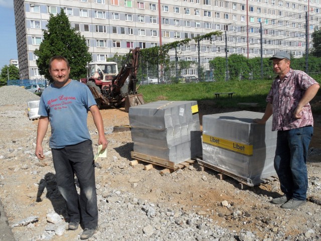 &#8233;- Parking zbudujemy do końca czerwca - mówią pracownicy Marek Grzęda i Grzegorz Serwotka