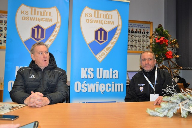 Tom Coolen (trener GKS Katowice, z lewej) i Jirzi Szejba (opiekun oświęcimian)