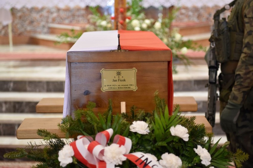 Węgierska Górka. Po 76 latach odbył się pogrzeb Jana Ficka, ps. "Jamnik". Żołnierz NSZ został zamordowany w 1946 roku przez komunistów