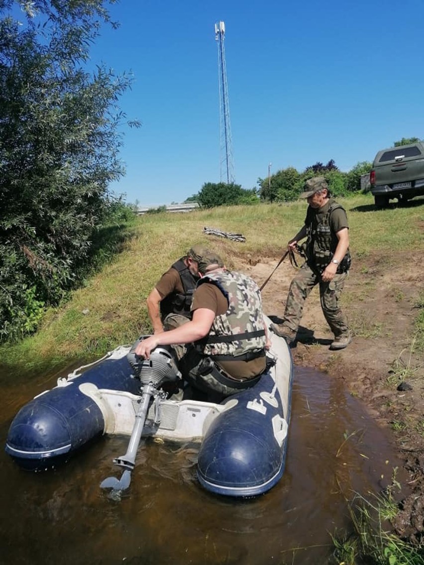Wspólne patrole policji i straży rybackiej z Kalisza i Pleszewa ścigają kłusowników. ZDJĘCIA