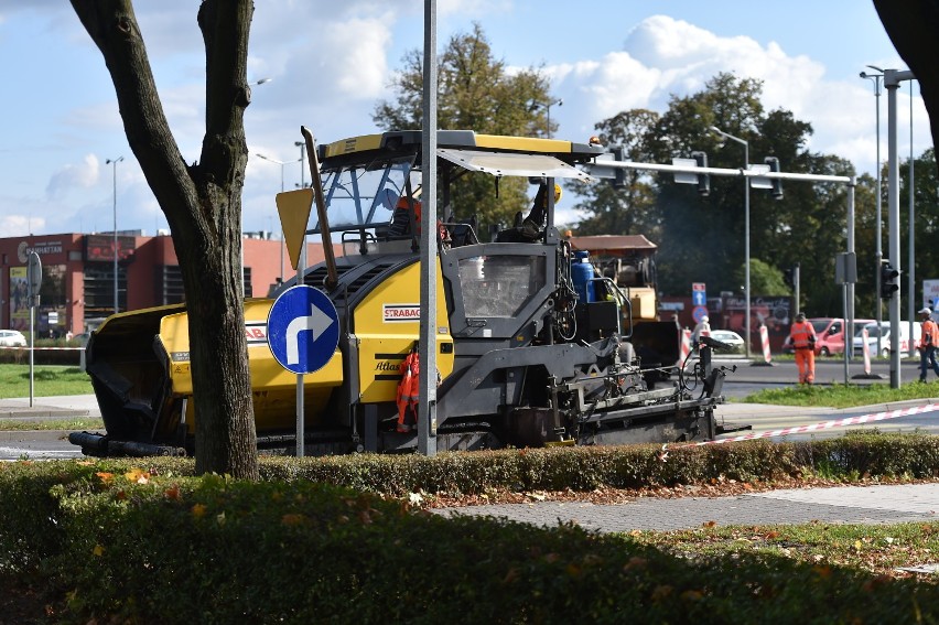 Grunwaldzka wciąż bez przejazdu. Nadal kładą asfalt. Korki na Korcza [ZDJĘCIA]