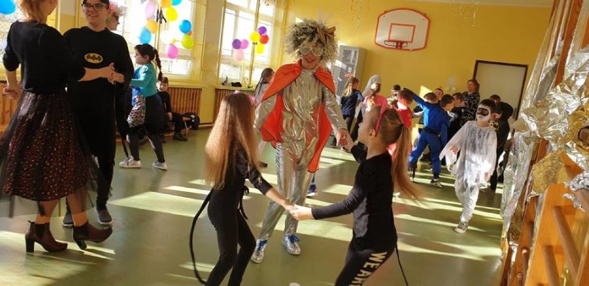 Szkoła w Zacharzynie zaprosiła uczniów na "kosmiczny" bal karnawałowy (FOTO)