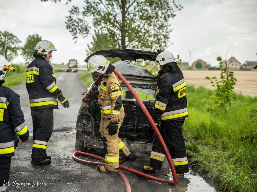 Pożar samochodu w Psim Polu [ZDJĘCIA]          