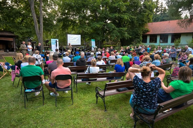 Dyskusyjny Klub Filmowy przeniósł się na jeden wieczór do Centrum Edukacji Ekologicznej. Przed wyświetleniem filmu "Sekretne życie drzew" odbyło się spotkanie z autorem tego obrazu - Arturem Homanem.