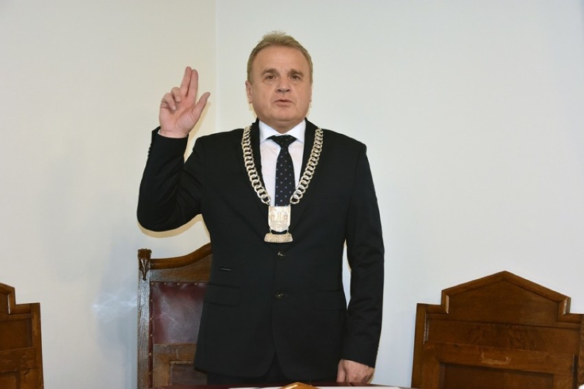 Burmistrz Jan Serkies i radni złożyli ślubowanie w Chojnowie