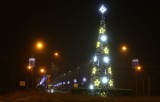 Siemianowice Śląskie zdobią się na Boże Narodzenie. Iluminacje świetlne w mieście. Ozdoby na lampach, rondach i miejskim rynku