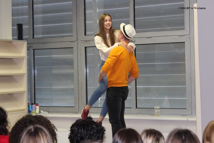 Uczniowie ZS nr 1 w Wieluniu zaprezentowali nowy spektakl w reżyserii Magdaleny Pioruńskiej[FOTO]