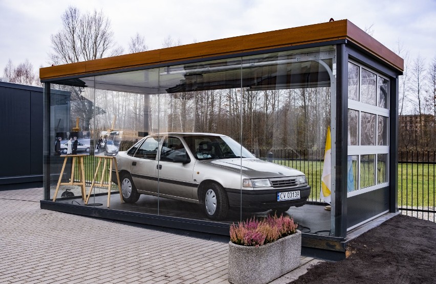 Opel Jana Pawła II stanął w szklanej gablocie przed sanktuarium w Radzyminie. To relikwia drugiego stopnia