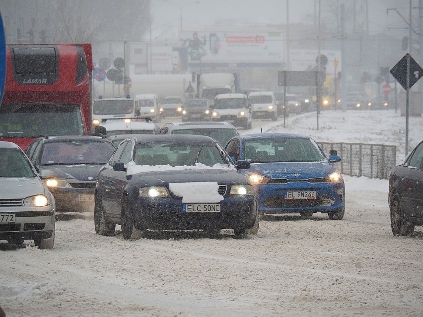 Fatalne warunki na drogach. Ślizgawica i śnieg. Gdzie są pługi? Miasto ma problem z odśnieżaniem