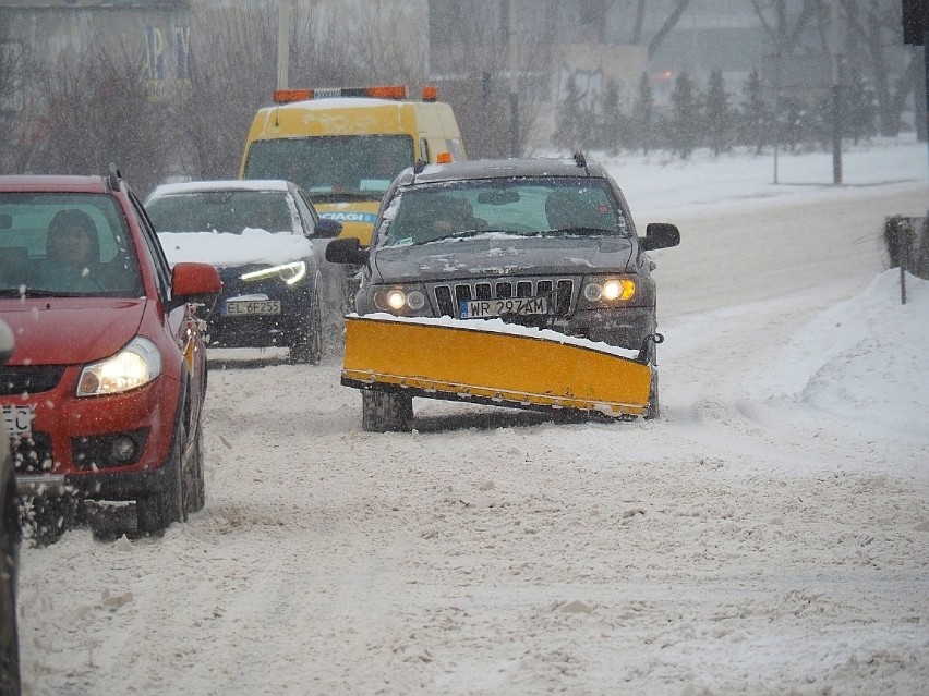 Fatalne warunki na drogach. Ślizgawica i śnieg. Gdzie są pługi? Miasto ma problem z odśnieżaniem