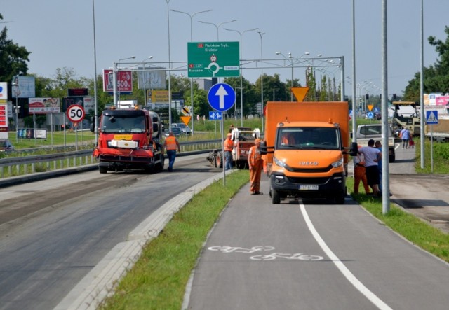 W sobotę, 14 sierpnia, ruch po zachodniej część jezdni Wojska Polskiego, od ulicy Ogrodniczej do ronda Matki Bożej Fatimskiej, odbywa się w jednym kierunku. To w związku z robotami, które przeprowadza firma Budromost Starachowice, w ramach kolejnej gwarancyjnej naprawy alei Wojska Polskiego. Odcinek ten został całkowicie zamknięty dla ruchu kołowego od godziny 6 rano do 22. W związku z zamknięciem tego odcinka jezdni alei Wojska Polskiego Miejski Zarząd Dróg i Komunikacji w Radomiu wyznaczył objazd.
>