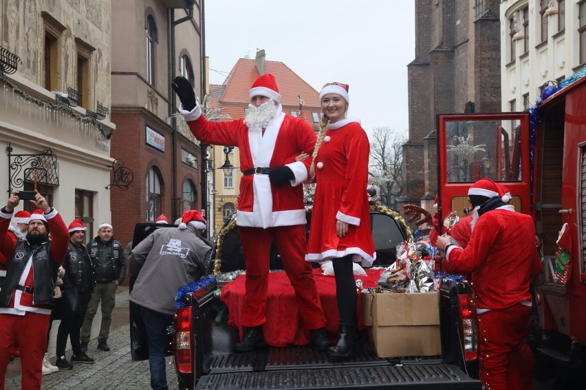 Zmotoryzowani Mikołaje pojawili się w Legnicy, rozdali dzieciom ponad 1000 paczek