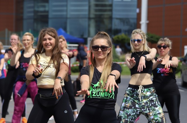 Tradycyjnie, jak co roku przed centrum Atrium Copernicus odbył się  Charytatywny Maraton „Zumba Dla Zwierzaków”.
Biletem wstępu na imprezę była dowolna ilość karmy przyniesiona przez każdego z uczestników a także koce, ręczniki, akcesoria dla zwierząt. Zobaczcie jak było.