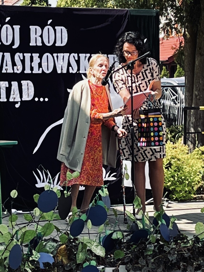 Na cmentarzu w Wąsewie odsłonięto tablicę nagrobną Rozalii Wasiłowskiej z Paczusków - babki Marii Konopnickiej. 29.05.2023