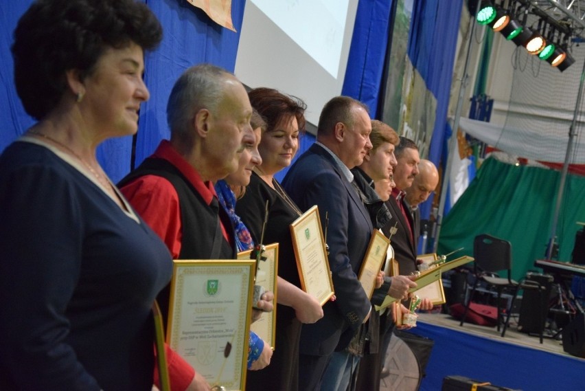 Ludzie zasłużeni dla gminy Zielonki otrzymali wójtowskie śledziki. Przyznano 14 nagród