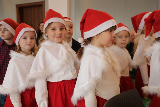 Dzieci z Gminnego Przedszkola w Szczańcu występowały podczas kiermaszu świątecznego.