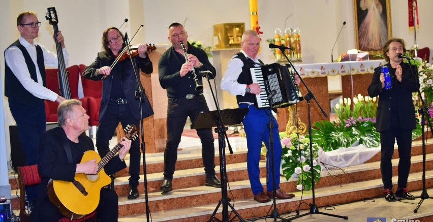 Zespół Szalom Chełm swoim koncertem w kościele w Wierzbicy...
