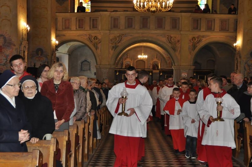 Wielki Piątek w Uniejowie. Wierni uczestniczyli w liturgii...