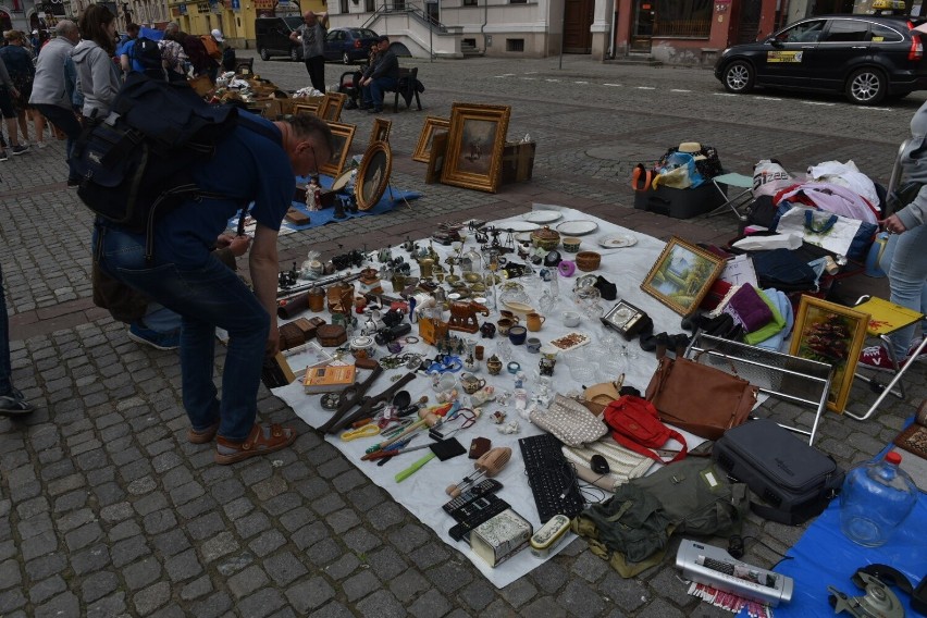 Na kupujących czekały m.in. antyki, stare płyty, książki i...