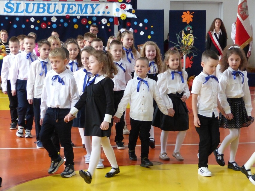 Uroczyste ślubowanie uczniów klas pierwszych Szkoły Podstawowej numer 4 w Sandomierzu. Wspaniała uroczystość. Zobaczcie zdjęcia