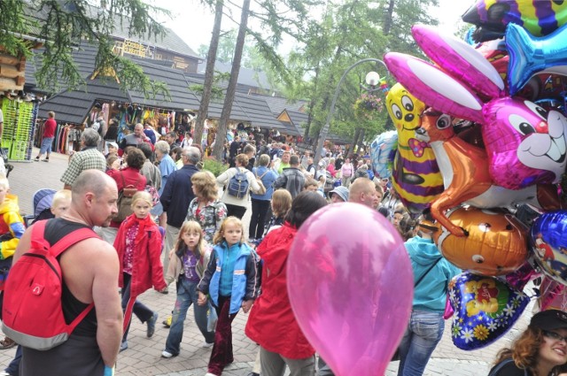 20.07.2008 zakopane , ..sezon turystyczny , krupowki , tlum turystow , handel uliczny , na zdj balony , pamiatki , ..fot. wojciech matusik / polskapresse.. gazeta krakowska