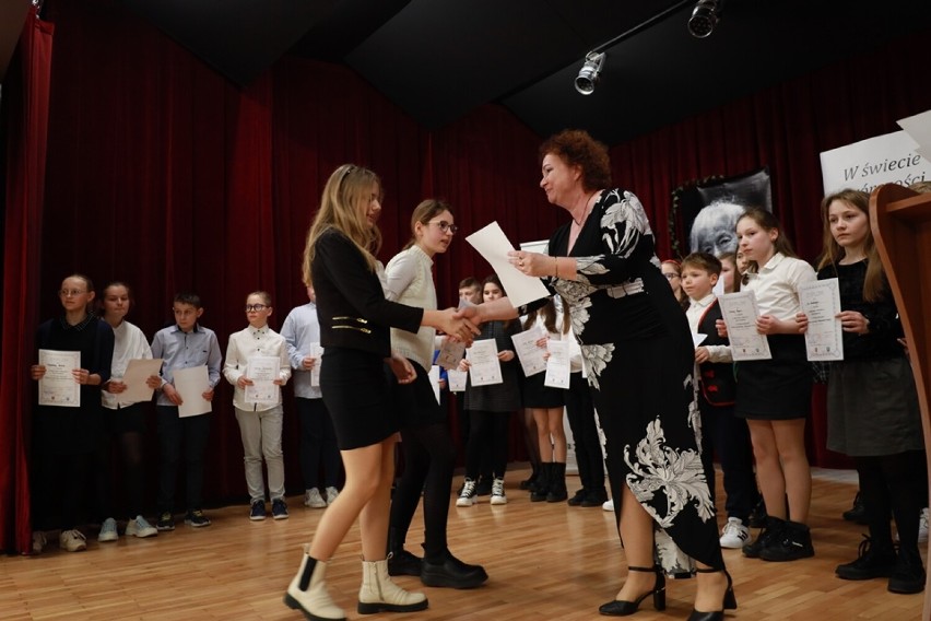 Ponad 90 uczniów wzięło udział w Powiatowym Konkursie Recytatorskim w Dolsku. Na warsztat wzięli poezję W. Szymborskiej i A. Fredro