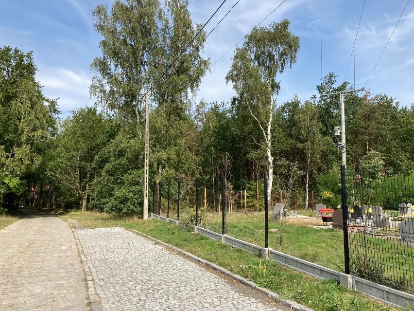 Ukradziono niemal całe ogrodzenie cmentarza w Kunicach