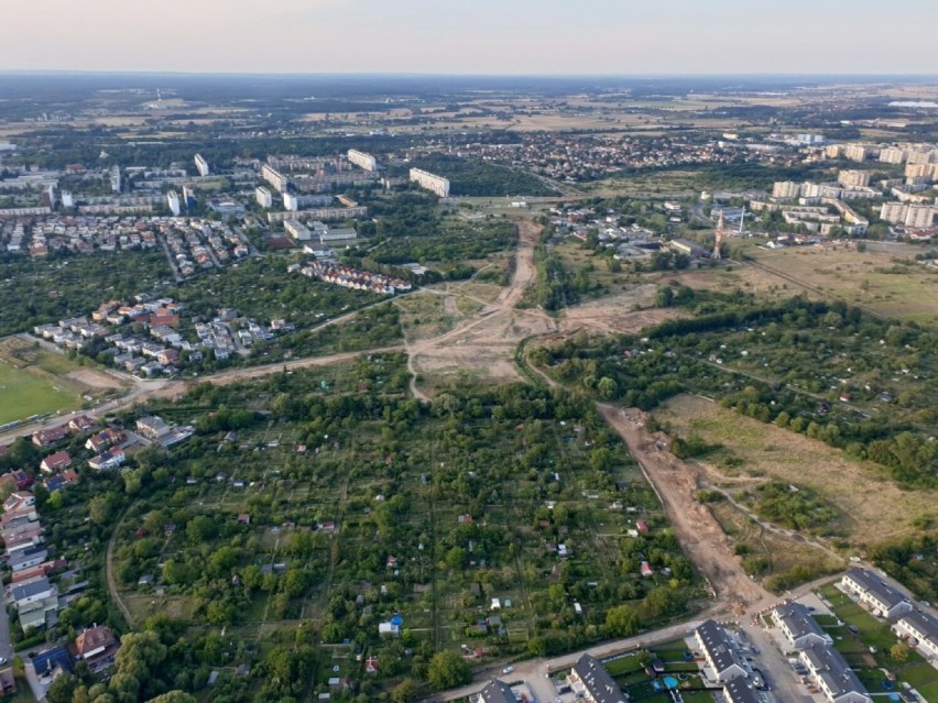 Budowa zbiorczej drogi południowej w Legnicy z lotu ptaka. Zobaczcie zdjęcia!