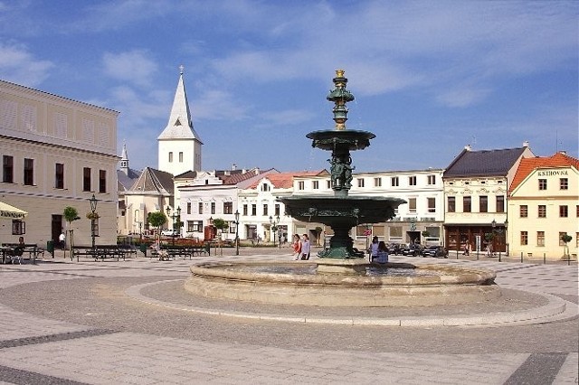 Obecnie najchętniej, z oczywistych względów, odwiedzamy Karvinę, gdzie lubimy od czasu do czasu zrobić zakupy.

Na zdjęciu rynek czeskiej Karwiny położonej nad rzeką Olzą, przy granicy polsko-czeskiej. Miejscowość zamieszkuje ok. 66 tys. mieszkańców. Karwina ma 57,5 km kw. powierzchni.