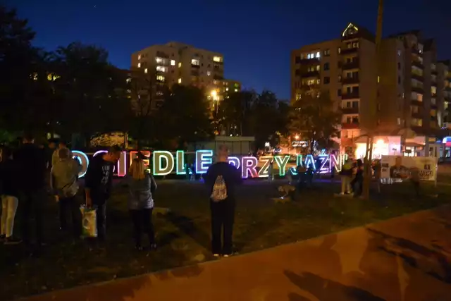 Podczas inauguracji napisu jego "odpalenie" oglądało wielu mieszkańców.