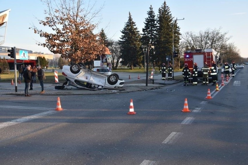 Tarnów. Zderzenie forda i citroena na skrzyżowaniu w Mościcach zarejestrowała kamera [WIDEO]