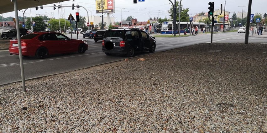 Policjanci ustalają szczegóły zdarzenia. Jedna osoba, jadąca...