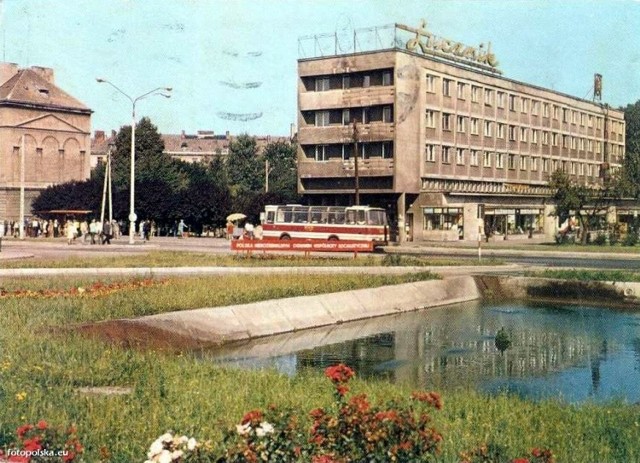Lata 1970-1980, plac dworcowy i fragment ulicy Poniatowskiego.