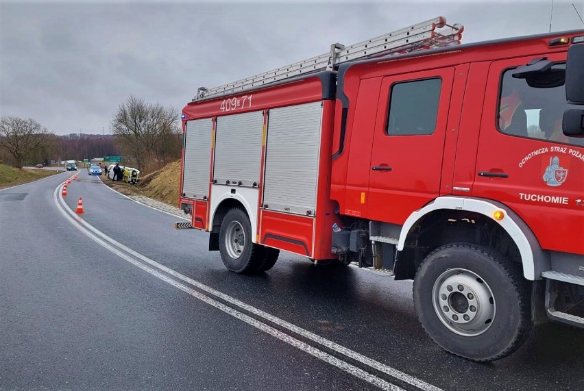 Dachowanie na krajowej 20. pod Tuchomiem. Kierowca dostał mandat