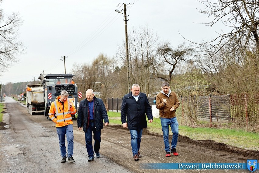 Trwają prace na drodze powiatowej od miejscowości Bukowa do...