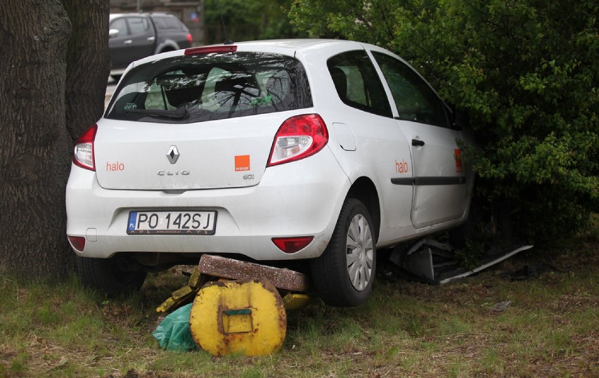 Zderzenie dwóch aut na Pabianickiej w Łodzi. 4 osoby poszkodowane [ZDJĘCIA]