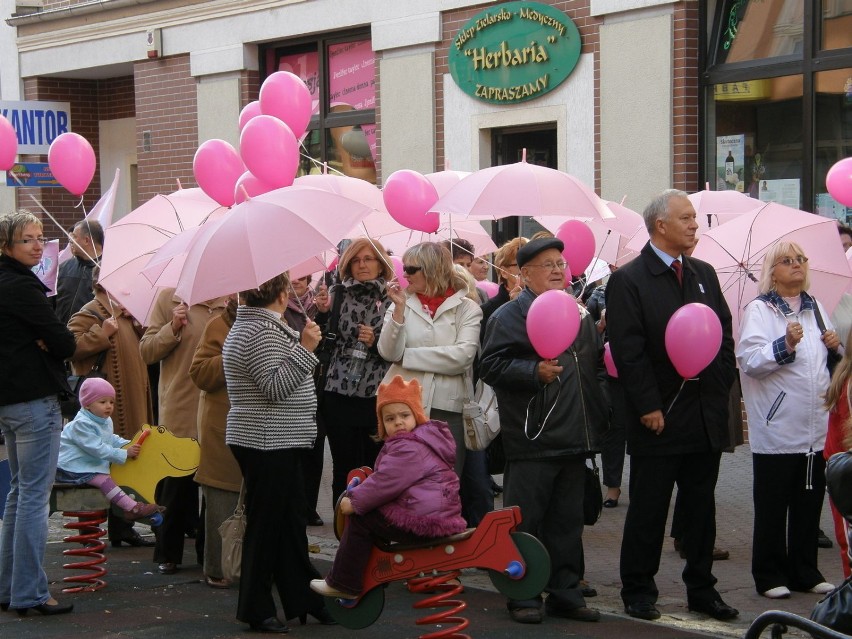 Uczestnicy marszu otrzymali różowe baloniki. Fot. Mariusz...