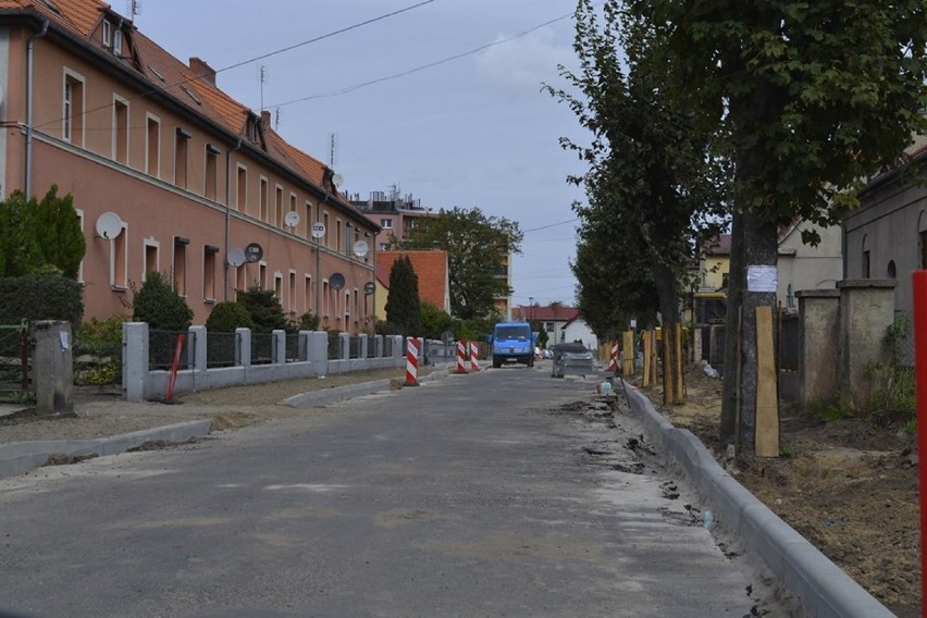 W Górze wymieniają chodniki i nawierzchnie dróg. Utrudnienia na Sikorskiego i Reymonta, a Konarskiego zamknięta dla ruchu [ZDJĘCIA]