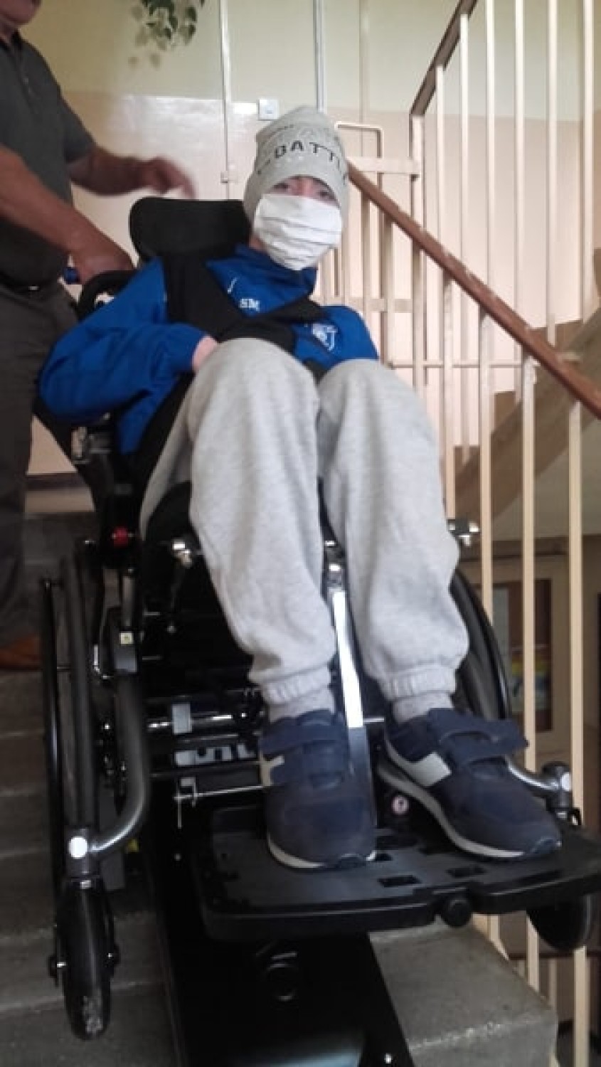 WSCHOWA. W Dniu Dobrych Uczynków Dominik Karbowski otrzymał w prezencie schodołaz i wózek inwalidzki [ZDJĘCIA]