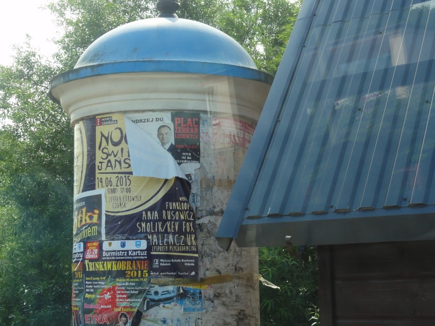 Plakaty wyborcze na przystanku autobusowym w Żukowie,...