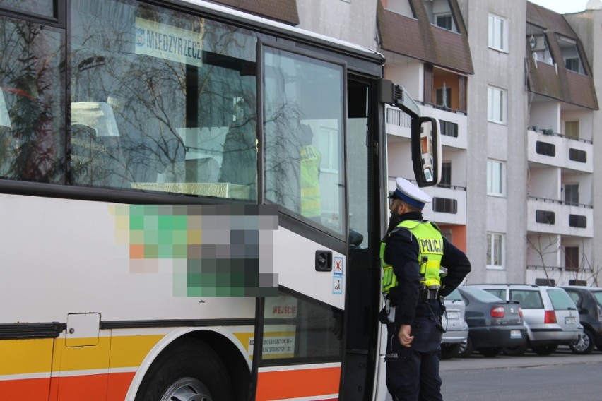 W trakcie działań policjanci skontrolowali 10 autobusów. W...