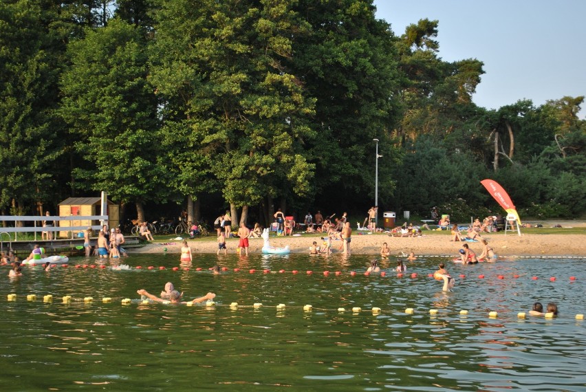 Kąpielisko w Karpicku wypełnione po brzegi miłośnikami plażowania [ZDJĘCIA]