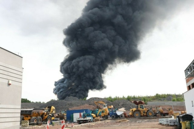 Pożar składowiska odpadów w Siemianowicach Śląskich 

Zobacz kolejne zdjęcia/plansze. Przesuwaj zdjęcia w prawo naciśnij strzałkę lub przycisk NASTĘPNE