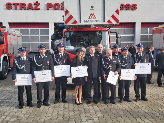W siedzibie Państwowej Straży Pożarnej przy ul. Sokoliki w Jeleniej Górze odbyło się uroczyste przekazanie czeków na zakup sprzętu dla Ochotniczych Straży Pożarnych.