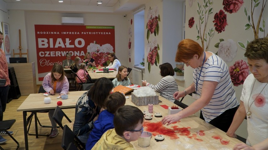 Muzeum Kultury Kurpiowskiej w Ostrołęce zaprosiło 3.05.2023 na rodzinną imprezę patriotyczną "Biało-czerwona. Obowiązkowo!"